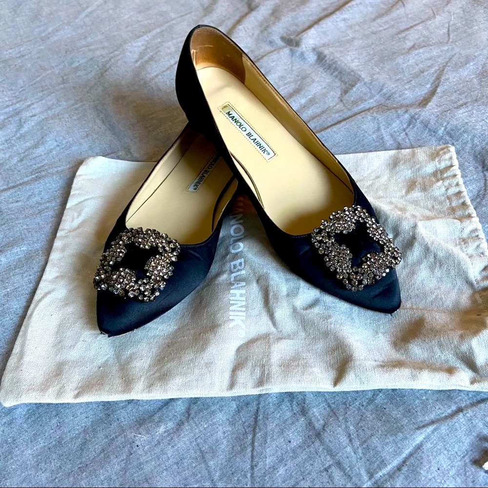 Manolo Blahnik Hangisi flat black satin